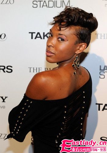 學(xué)明星戴耳環(huán) 小配飾點(diǎn)亮大造型