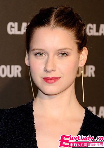 學(xué)明星戴耳環(huán) 小配飾點亮大造型