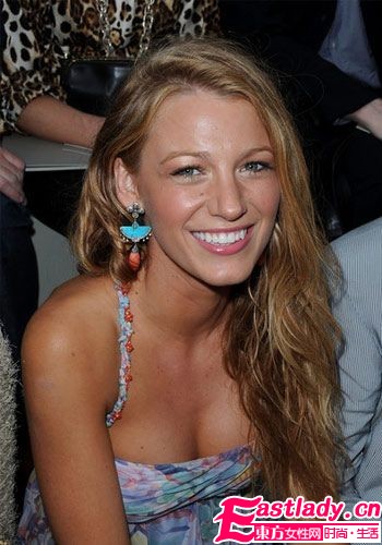 學(xué)明星戴耳環(huán) 小配飾點亮大造型