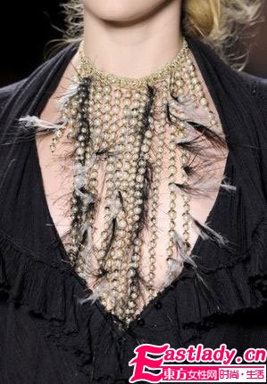 經(jīng)典系珍珠優(yōu)雅重返時裝舞臺