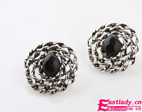 輕巧耳釘百變搭 優(yōu)雅情調(diào)修飾臉型