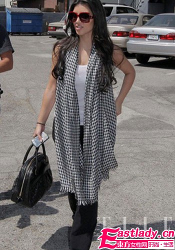 巧搭升品味 女星的初秋圍巾妙計(jì)