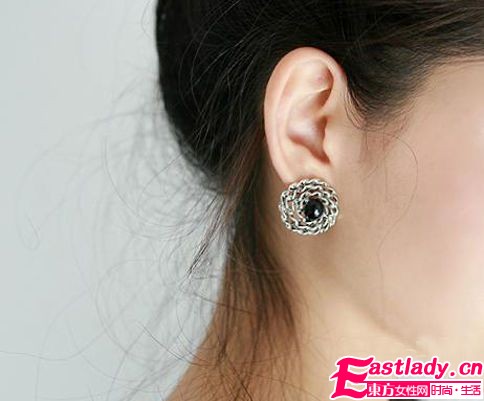 輕巧耳釘百變搭 優(yōu)雅情調(diào)修飾臉型