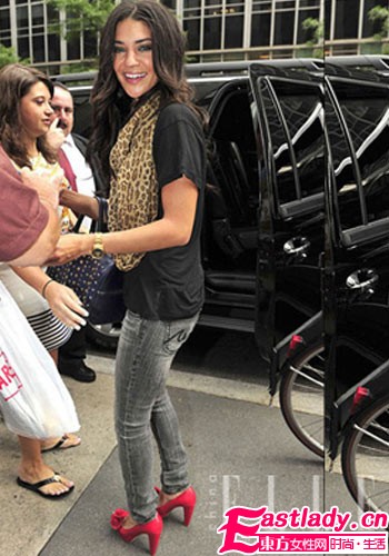 巧搭升品味 女星的初秋圍巾妙計