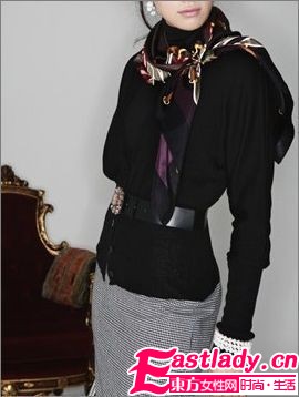 OL巧搭艷麗絲巾扮俏皮