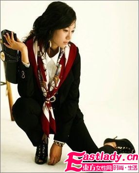 OL巧搭艷麗絲巾扮俏皮