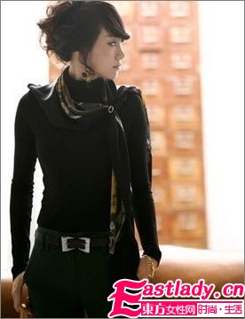 OL巧搭艷麗絲巾扮俏皮