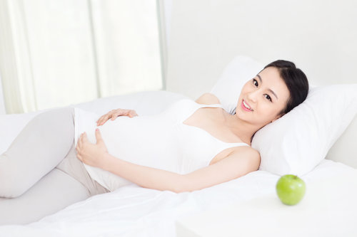 孕中期應(yīng)保持何種正確睡姿 對(duì)寶寶有什么影響
