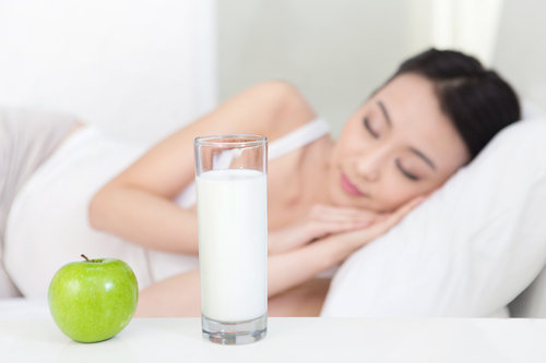 孕中期應(yīng)保持何種正確睡姿 對(duì)寶寶有什么影響