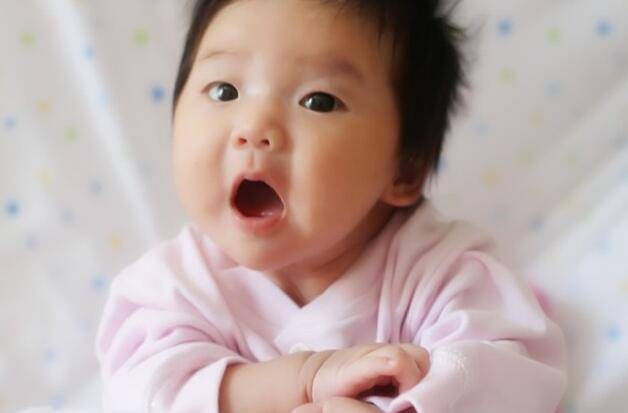 寶寶兩個月應(yīng)抬頭多少度 說說寶寶抬頭這件事