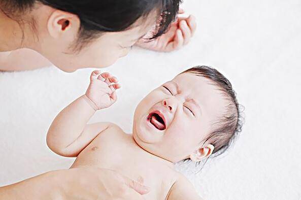 寶寶胯下長(zhǎng)大包 小心是疝氣惹的禍