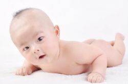 寶寶兩個(gè)月應(yīng)抬頭多少度 說(shuō)說(shuō)寶寶抬頭這件事
