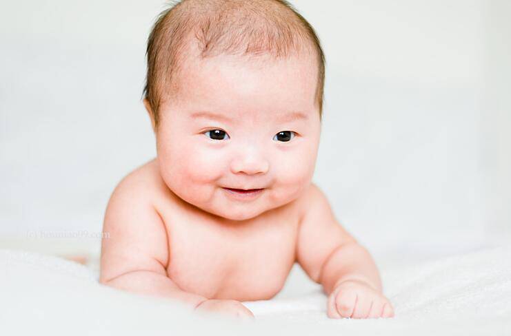 寶寶兩個月應(yīng)抬頭多少度 說說寶寶抬頭這件事