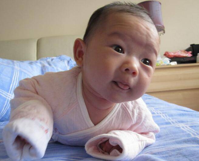 寶寶抬頭早好嗎 怎么科學(xué)的訓(xùn)練寶寶抬頭