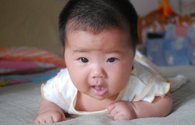 寶寶抬頭早好嗎 怎么科學(xué)的訓(xùn)練寶寶抬頭