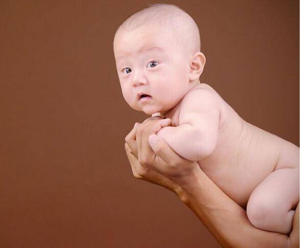 為什么嬰兒要練習(xí)抬頭 訓(xùn)練抬頭需注意