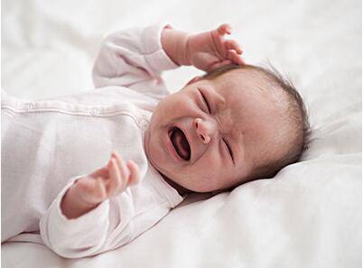 寶寶胯下長(zhǎng)大包 小心是疝氣惹的禍