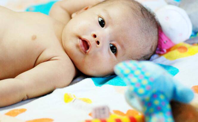 寶寶抬頭早好嗎 怎么科學(xué)的訓(xùn)練寶寶抬頭