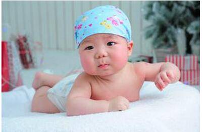 為什么嬰兒要練習(xí)抬頭 訓(xùn)練抬頭需注意