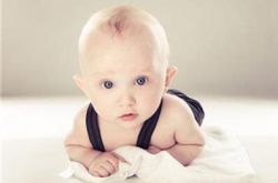 寶寶抬頭早好嗎 怎么科學的訓練寶寶抬頭