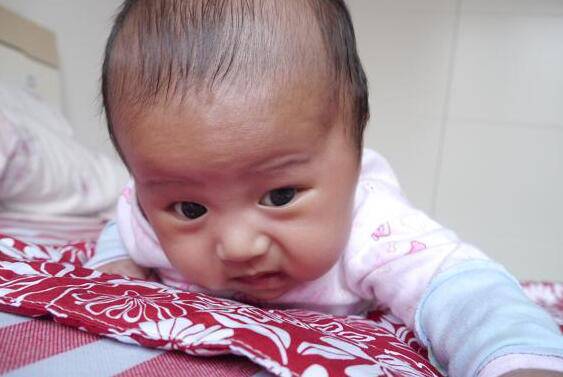 寶寶抬頭早好嗎 怎么科學(xué)的訓(xùn)練寶寶抬頭