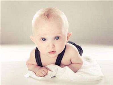 寶寶抬頭早好嗎 怎么科學(xué)的訓(xùn)練寶寶抬頭