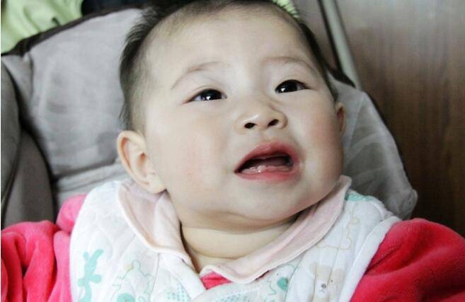 寶寶長牙順序及時間 長牙發(fā)燒媽媽需留心