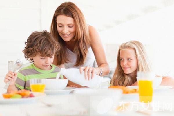 三歲寶寶飲食習慣應該如何正確培養(yǎng)