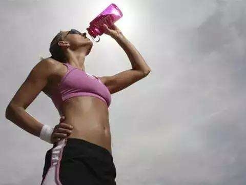 喝水的最佳時間，起床后喝水排毒!