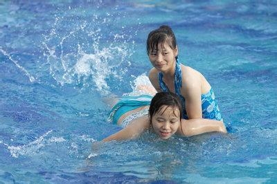 學(xué)游泳的步驟，六步讓你輕松學(xué)會(huì)游泳