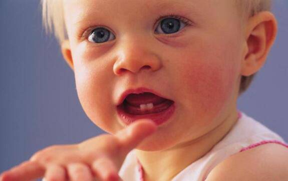 寶寶長牙順序及時間 長牙發(fā)燒媽媽需留心