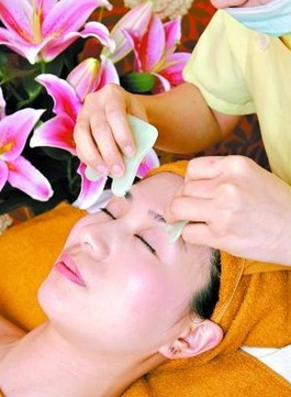 刮痧的方法 風(fēng)靡日本的刮痧瘦臉法