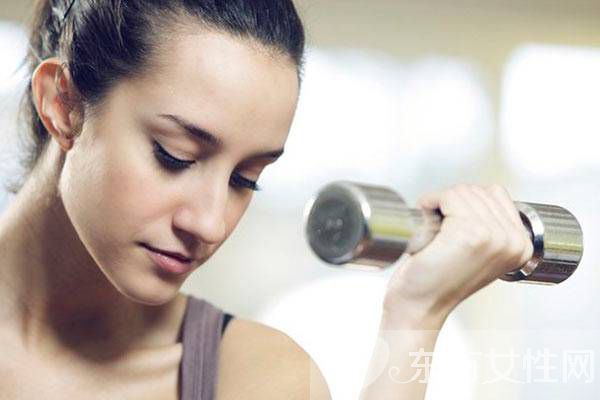 夏天如何擺脫拜拜袖 只需三招在家也能瘦