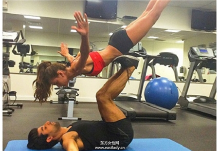 跟著她這樣做 你也可打造超模般性感身材