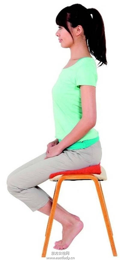 只用一條大毛巾打造性感小蠻腰