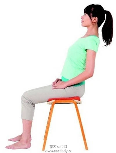 只用一條大毛巾打造性感小蠻腰