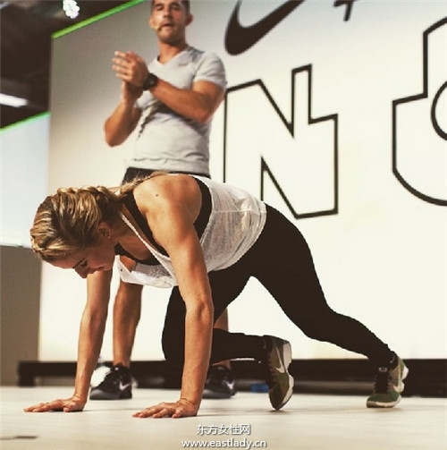 原來小天后的腹肌是這樣來的 艾麗高登的塑身秘訣