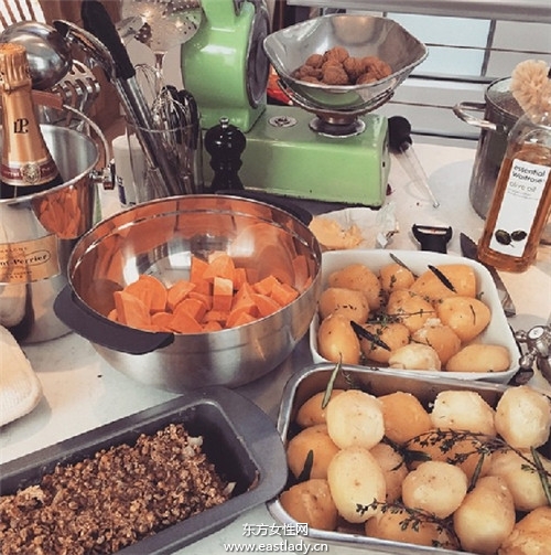 原來小天后的腹肌是這樣來的 艾麗高登的塑身秘訣