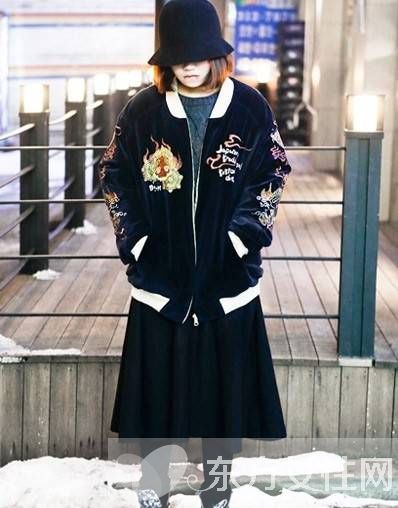 日韓時尚冬季街拍秀 復(fù)古風(fēng)呢大衣讓你養(yǎng)眼十足