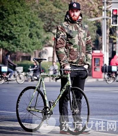 迷彩棉服搭配小妙招 這么穿必能吸睛不少