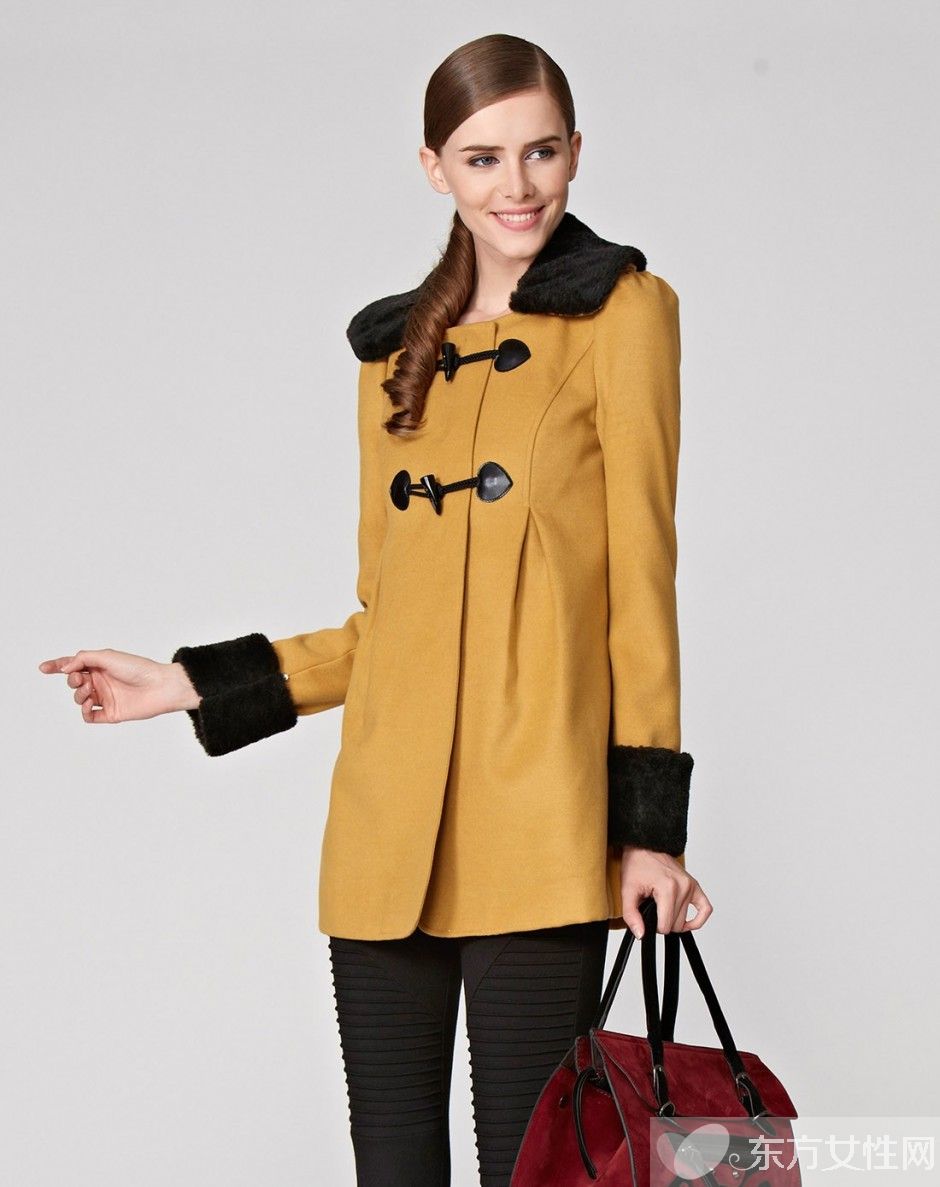 英倫學院風牛角扣大衣搭配 時髦又吸睛