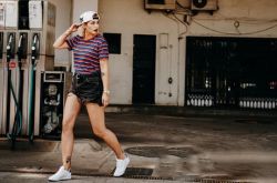 彩色條紋上衣怎么搭配 巧妙穿法彰顯青春范兒