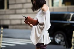 秋天怎么穿衣搭配 一字領(lǐng)性感剛剛好