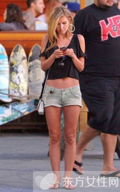 人字拖流行時(shí)尚搭 歐美明星演繹簡(jiǎn)約中的時(shí)尚