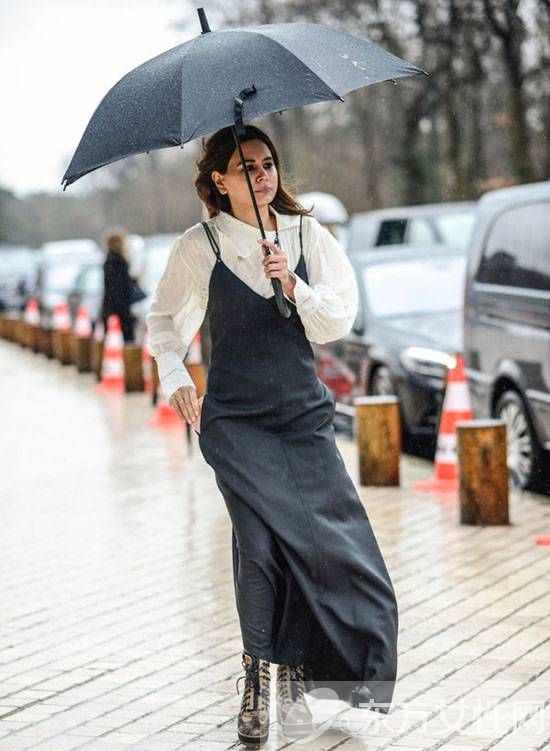 吊帶裙搭配什么上衣 這么穿別有一番風(fēng)味哦