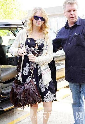 復(fù)古碎花連衣裙這么穿 不止復(fù)古還甜美