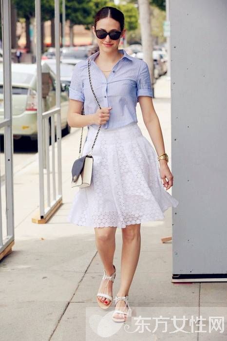 淺藍(lán)色襯衫這樣搭穿出無(wú)敵時(shí)髦感 你還不快學(xué)起來(lái)