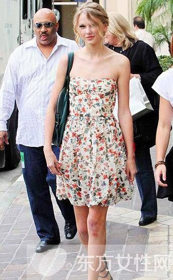 復(fù)古碎花連衣裙這么穿 不止復(fù)古還甜美