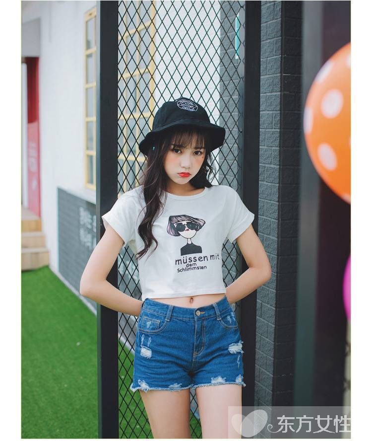 短款t恤衫這么搭 讓你潮遍街頭