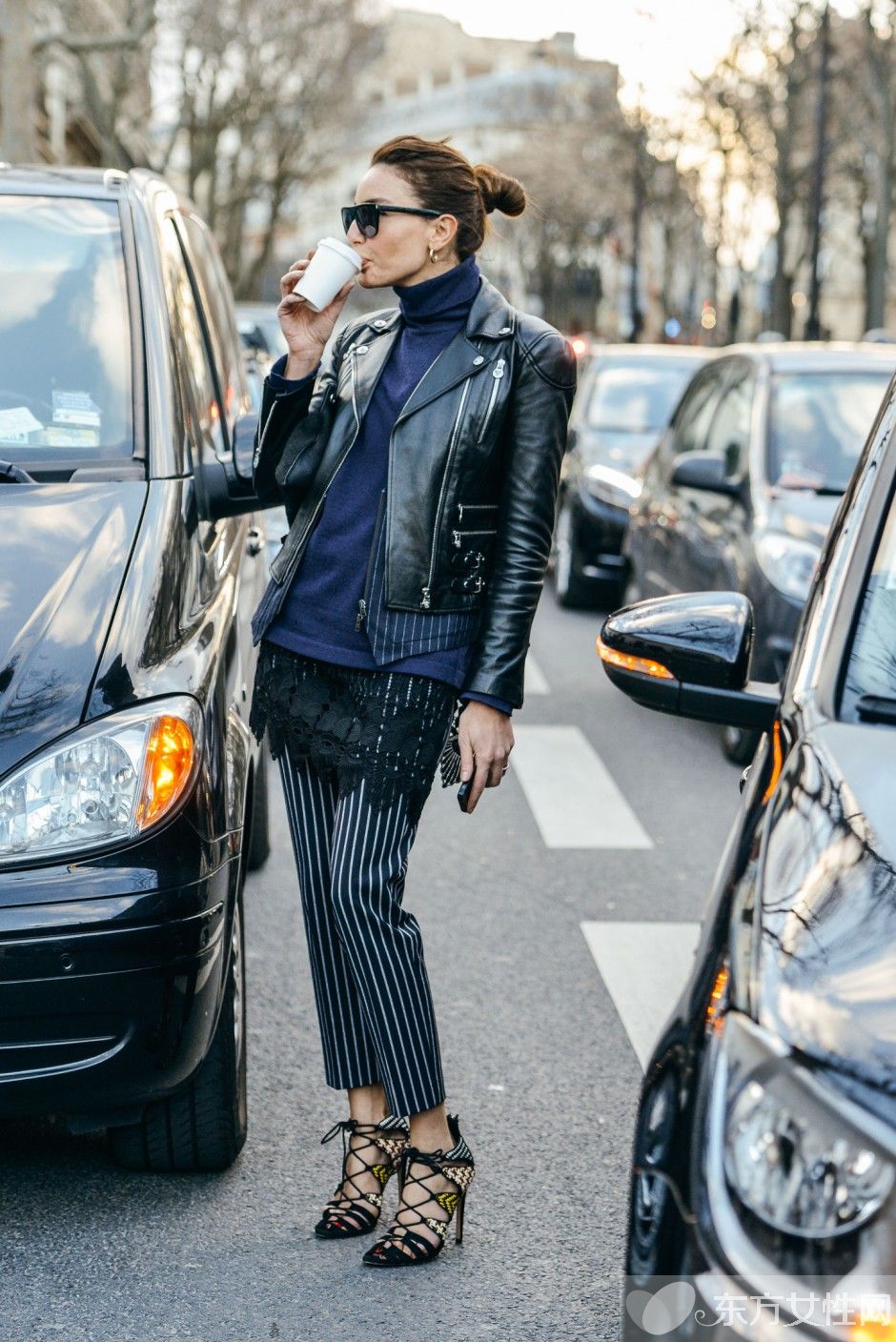 只要你的高領(lǐng)毛衣跟著這樣穿 一定變得很時髦